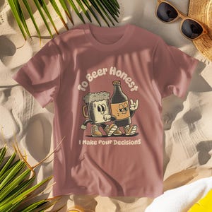 Grappig bier woordspeling T-shirt, To Beer eerlijk I Make Pour Decisions, drinkfeest shirt, bierliefhebber cadeau T-shirt cartoon biermok en fles afbeelding