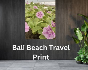 Arte della parete digitale di Bali / Bali in formato svg. Bellissimi fiori rosa che crescono sulla spiaggia. Splendida arte da parete nella tua veranda. Soggiorno. Camera da letto