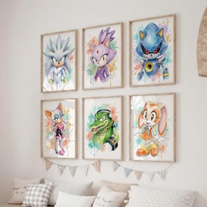Puede incluir: Seis impresiones en acuarela enmarcadas con personajes de la serie de videojuegos Sonic the Hedgehog. La obra de arte incluye personajes como Silver, Blaze y Metal Sonic, con coloridos fondos de acuarela. Las impresiones se exhiben en una pared blanca.