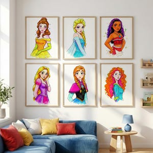 Op de afbeelding: Zes ingelijste aquarelportretten van Disney-prinsessen. Elk portret toont een andere prinses met unieke kapsels en kleurrijke jurken. De portretten worden tentoongesteld aan een witte muur boven een blauwe bank.