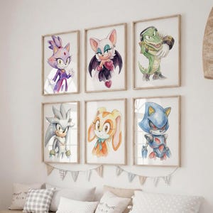 Puede incluir: Seis impresiones enmarcadas en acuarela con personajes de la serie Sonic the Hedgehog. La obra de arte incluye a Blaze, Rouge, Vector, Silver, Cream y Metal Sonic. Las impresiones están en marcos de madera.