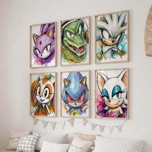 Puede incluir: Seis impresiones enmarcadas en acuarela con personajes de la serie Sonic the Hedgehog. La obra de arte incluye a Blaze, Vector, Silver, Cream, Metal Sonic y Rouge. Cada personaje está representado con colores vibrantes y líneas detalladas, sobre un fondo de acuarela.