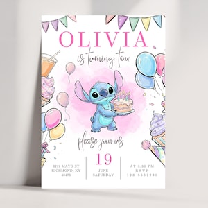 Peut inclure: Une carte d'invitation d'anniversaire avec un personnage extraterrestre bleu tenant un gâteau avec des bougies. Le texte indique OLIVIA is turning two, please join us, 19 June Saturday, 3:30 PM, 3219 Mayo St Richmond, KY 40475, RSVP 123 5551230. Avec ballons.