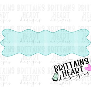 Op de afbeelding: Een lichtblauwe golvende banner met de tekst "Brittains Heart Designs" in wit lettertype. Naast de tekst staat een roze hart. Onder de tekst staan een naald en draad.