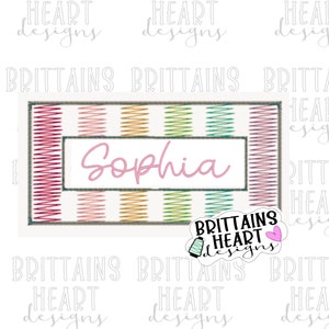 Könnte beinhalten: Ein personalisiertes Stickdesign mit dem Namen "Sophia" in rosa Schrift. Das Design verfügt über einen bunten, gestreiften Rand auf weißem Hintergrund.