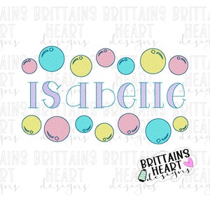 Puede incluir: Un diseño azul claro, amarillo y rosa con el nombre "Isabelle" en letras moradas rodeado por un borde de círculos de color pastel. El diseño incluye el texto "Brittains Heart Designs" en negro.