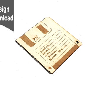 Puede incluir: Un recorte de madera de un disquete con el texto "2HD 1.44 MB" y una lista de juegos de ordenador clásicos: SimCity, Doom 2, Dune 2, Lemmings y Norton Commander.