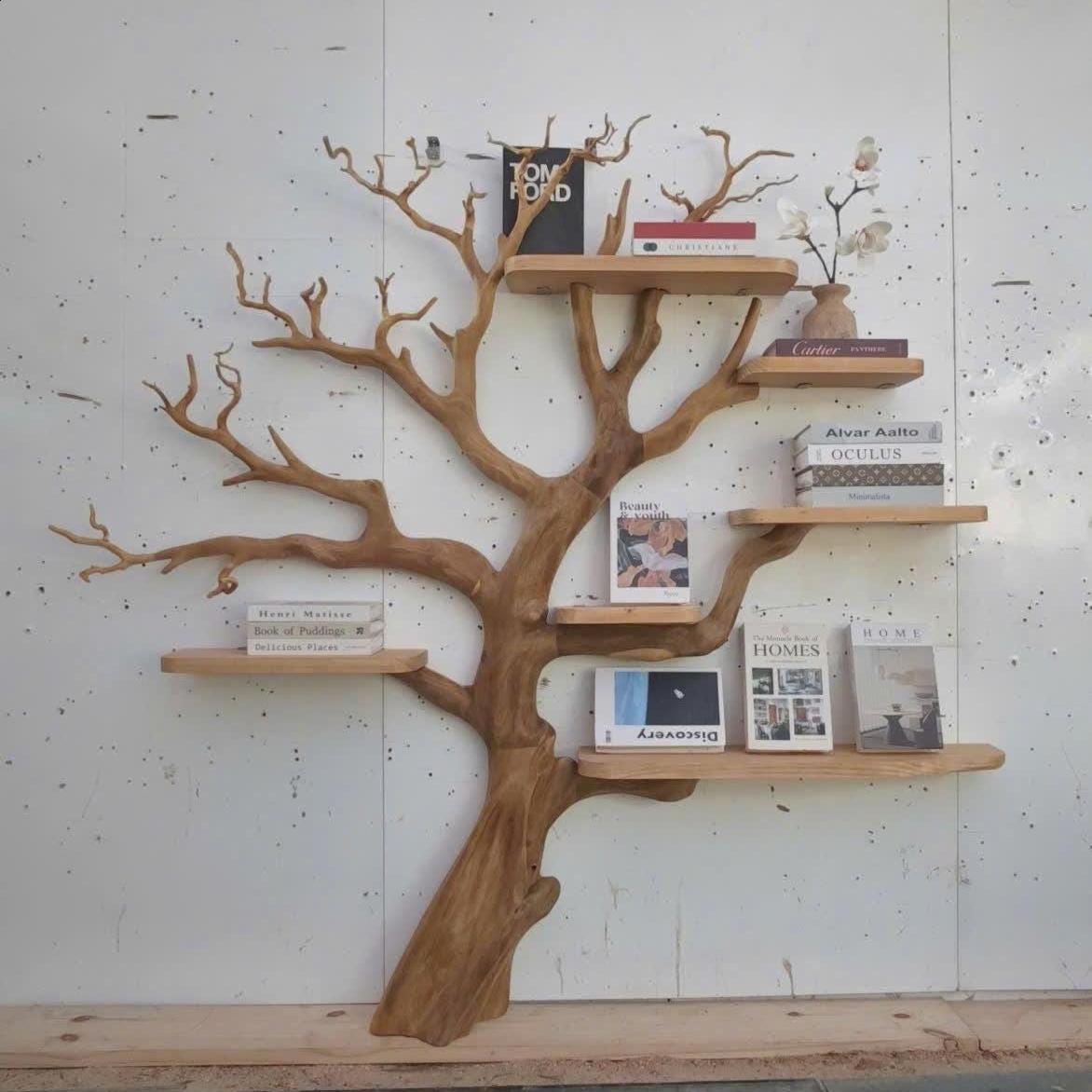 流木の枝の木の書棚とU字型のベンチ、カスタムコーナーベンチ、ミッド