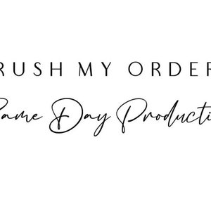 Op de afbeelding: Tekst die "Rush My Order" in zwarte tekst boven de tekst "Same Day Production" in cursief staat.