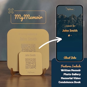 Peut inclure: Plaque commémorative dorée et petit élément associé, gravés avec "In Loving Memory of John Smith" et des codes QR. Un smartphone affiche un mémorial numérique pour John Smith, avec un mémorial écrit, une galerie photo et une vidéo commémorative.