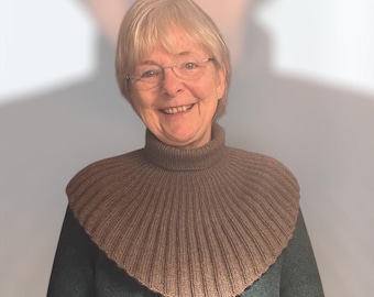 Hand knit cowl knit with 4-ply QIVIUT