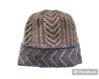 Hat with cables pattern knit with 4-ply QIVIUT, size L-XL