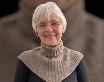 Hand knit cowl knit with 4-ply QIVIUT
