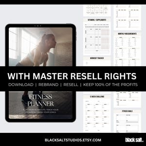Pu&ograve; includere: Un pianificatore di fitness digitale con una donna che si allena sullo schermo di un tablet. Il pianificatore include sezioni per vitamine, monitoraggio degli allenamenti, misurazioni mensili e obiettivi di fitness. Il testo sull'immagine recita "WITH MASTER RESELL RIGHTS".