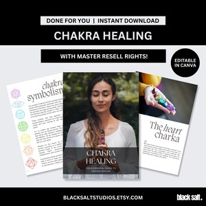 Op de afbeelding: Promotieafbeelding voor een digitale download met de titel "Chakra Healing". De afbeelding toont een vrouw, een boek en twee informatieve pagina's. Tekst omvat "Done For You", "Instant Download", "With Master Resell Rights" en "Editable in Canva".