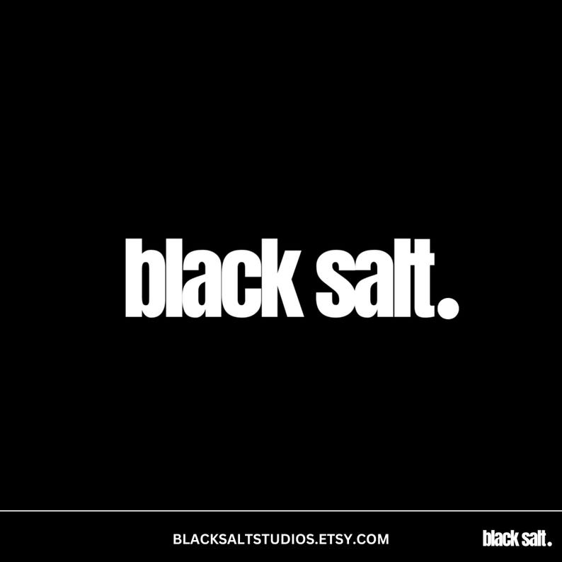 Pu&ograve; includere: Uno sfondo nero con il testo bianco "black salt.". Il testo &egrave; in grassetto, con un carattere sans-serif. Sotto il testo c'&egrave; l'indirizzo del sito web "BLACKSALTSTUDIOS.ETSY.COM" in testo bianco su sfondo nero.