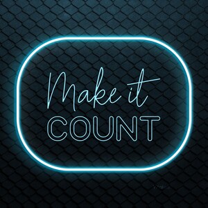 Puede incluir: Un letrero de neón con las palabras "Make it COUNT" en un rectángulo redondeado. El letrero tiene un brillo azul brillante y está sobre un fondo oscuro y texturizado.