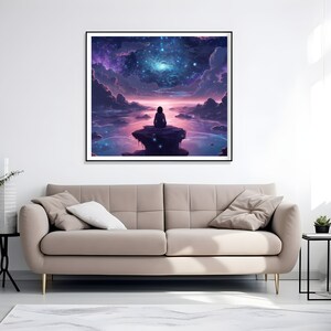 Könnte beinhalten: Ein gerahmter Kunstdruck zeigt eine Person, die sich vor einer lebendigen kosmischen Landschaft abzeichnet. Das Kunstwerk zeigt eine Person, die auf einer Felsformation sitzt und einen Nebel aus Lila, Blau und Rosa betrachtet. Der Druck wird über einem beigen Sofa angezeigt.