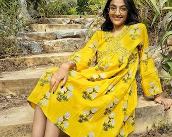 Vestido midi bohemio de algodón con estampado floral amarillo, hecho a mano, con mangas acampanadas