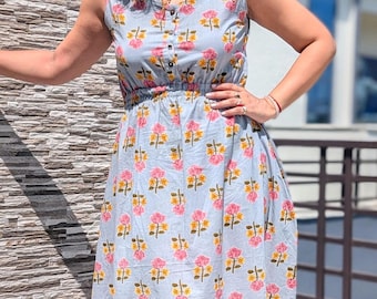 Katoenen midi-zonnejurk met bloemenprint: mouwloze boho-zomerjurk met zakken