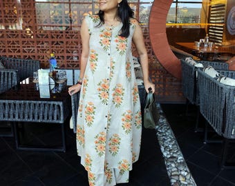 A-lijn katoenen kurta- en broekset, gebloemde mouwloze kurta, set van twee sets in Indiase stijl