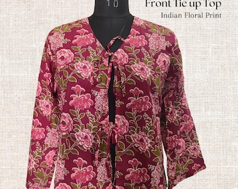Katoenen top met kastanjebruine bloemen: gestrikte blouse met uitlopende mouwen