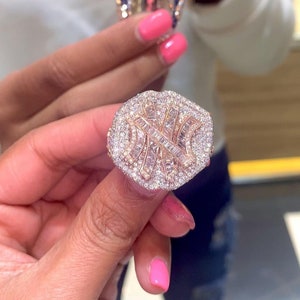 Anillo con letra de moissanita VVS1, anillo con acabado helado, regalo de joyería de hip hop, anillo de rapero personalizado con busto hacia abajo para hombre, regalo de joyería de hip hop