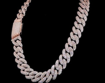 Peut inclure: Un collier chaîne en or rose avec un grand design massif serti de diamants. La chaîne est composée de maillons entrelacés et possède un fermoir.