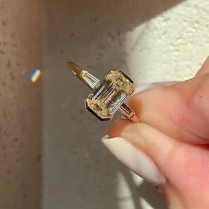 2ct Clutch Drei Stein Smaragd Verlobungsring, Lab Zuchtdiamant Ring, Jubiläumsring, Gold Baguette Ehering, Side Tapered Baguettes