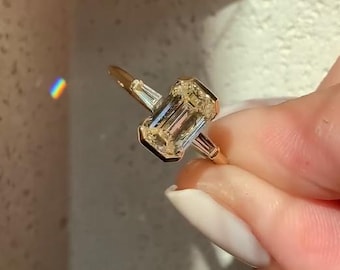 Anillo de compromiso de tres piedras con esmeralda de 2 quilates, anillo de diamantes cultivados en laboratorio, anillo de aniversario, anillo de bodas de oro con baguette y baguettes cónicas laterales.