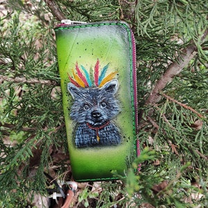 Lindos regalos de mapache para mujeres, cuero genuino único en su tipo, cartera de embrague con cremallera con grabado a mano, mapache boho con tocado de plumas