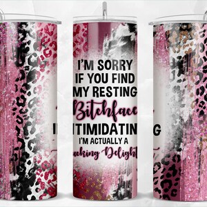 Puede incluir: Un vaso rosa y negro con un diseño de estampado de leopardo. El vaso tiene un fondo blanco con pinceladas rosas y negras. El texto en el vaso dice "I'm sorry if you find my resting bitchface intimidating I'm actually a f*cking delight."
