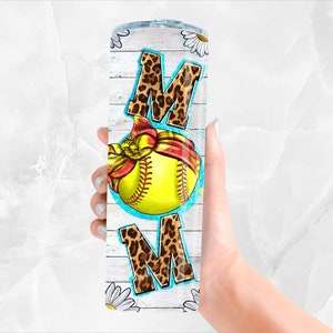 K&ouml;nnte beinhalten: Ein wei&szlig;er Becher mit Holzmaserung und einem Softball mit rotem Bandana. Das Wort "MOM" ist in Leopardenmuster auf dem Becher geschrieben.