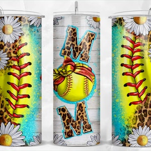 K&ouml;nnte beinhalten: Ein wei&szlig;er Becher mit einem Design aus Softball, G&auml;nsebl&uuml;mchen und Leopardenmuster. Das Wort "MOM" ist in Leopardenmuster auf dem Becher geschrieben.