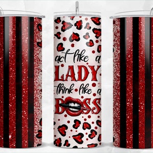 Puede incluir: Un vaso de acero inoxidable con un diseño de rayas rojas y negras con purpurina. El vaso tiene un fondo blanco con corazones rojos y estampado de leopardo. El texto en el vaso dice "Act like a Lady Think like a Boss".