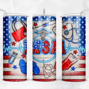 Puede incluir: Un vaso rojo, blanco y azul con un acabado brillante. El vaso presenta un caduceo médico, un estetoscopio, una jeringa, una bolsa de sangre y las letras "MSA".