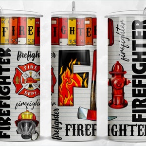以下が含まれることがあります： 消防士をテーマにした白いタンブラー。タンブラーには、赤い消火栓、消防士のヘルメット、斧、そして「FIREFIGHTER」という文字が複数回繰り返されています。背景は白とグレーの市松模様です。