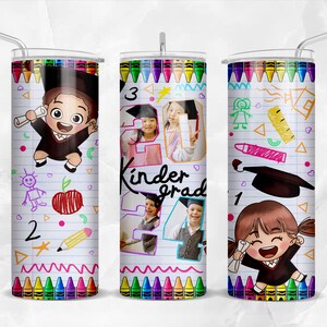 Puede incluir: Tres vasos de acero inoxidable blanco con un diseño colorido. Los vasos presentan un tema de graduación de jardín de infantes con fotos de niños, dibujos de crayones y las palabras "Kinder Grad".