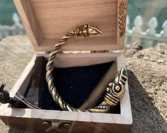 Pulseira Viking torcida com runas nórdicas em aço inoxidável
