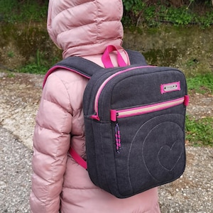 Sac à dos matelassé fait main - Sac rose et noir unique, sac à dos de voyage léger, cadeau romantique, cartable durable avec motif coeur