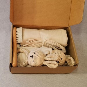 Baby Geschenkset: Bio-Musselin mit Holz Beißring, Erinnerungskarte - Baby Geschenkset