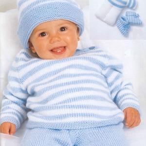 Puede incluir: Un bebé con un gorro, un jersey y pantalones de punto a rayas azules y blancas. El jersey y el gorro tienen un patrón de rayas azules y blancas. Los pantalones son de color azul sólido.