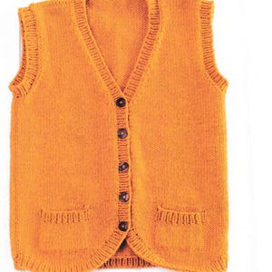 以下が含まれることがあります： Vネックとボタン留めで、明るいオレンジ色の袖なしニットベスト。ベストの前にはポケットが2つ付いています。