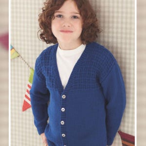 Peut inclure: Un cardigan bleu en tricot avec un col en V et une fermeture boutonnée. Le cardigan a un motif texturé sur les épaules et un sous-pull blanc.