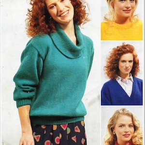 Può includere: Una donna indossa un maglione verde acqua con collo a scialle e una gonna nera con forme geometriche colorate. L'immagine mostra anche altre tre donne con maglioni di diversi colori: giallo, blu e rosso.