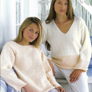 Puede incluir: Dos mujeres con suéteres de punto color crema. Uno tiene cuello barco y el otro cuello en V con una banda melocotón en la parte inferior. Los suéteres tienen mangas largas y una apariencia texturizada. La imagen incluye el texto "LARGER SIZES - EASY TO KNIT".