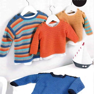 Op de afbeelding: Een verzameling handgemaakte gehaakte truien in verschillende kleuren, waaronder blauw, oranje en bruin, weergegeven op witte hangers. De truien hebben knoopdetails op de schouders en zijn ontworpen voor kinderen. Het woord "Crochet" wordt weergegeven in een zwarte cirkel.