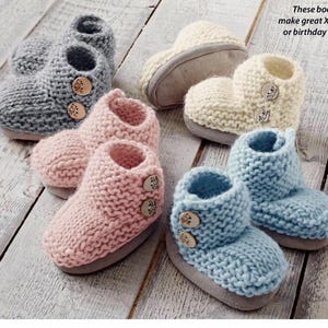 Puede incluir: Varios patucos de bebé de punto en gris, rosa, crema y azul claro. Cada patuco tiene un cierre de botón y una suela blanda. El texto en la imagen dice: "These booties make great Xmas or birthday gifts."