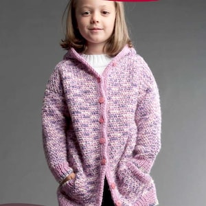 Puede incluir: Un cárdigan rosa y morado con capucha, botones y bolsillos. El cárdigan está tejido y tiene un patrón moteado.