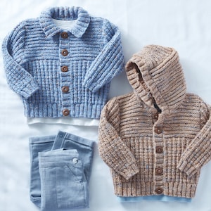 Może przedstawiać: Dwa dzianinowe kardigany dla niemowląt, jeden niebieski z kołnierzykiem, a drugi brązowy z kapturem. Oba kardigany zapinane są na guziki.